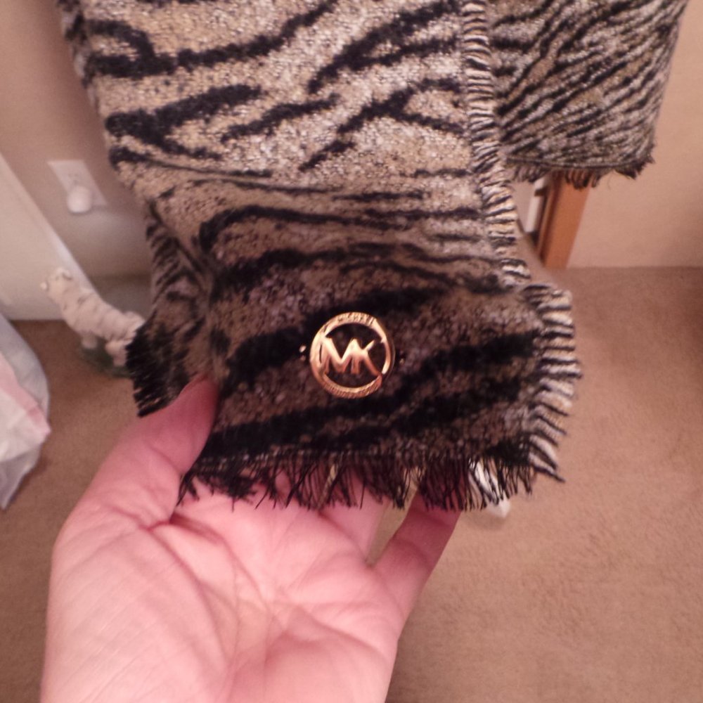 Michael Michael Kors Blanket Scarf/Wrap/Shawl - Picture 9 of 10